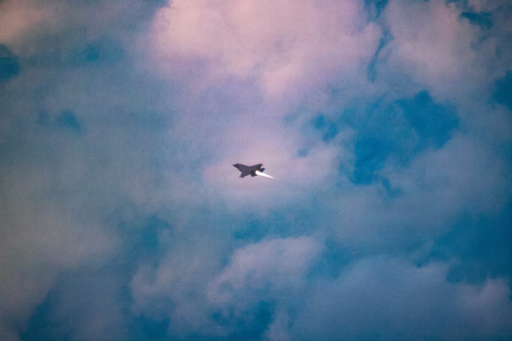 VMFA-224 conducts EABO training with HMH-464