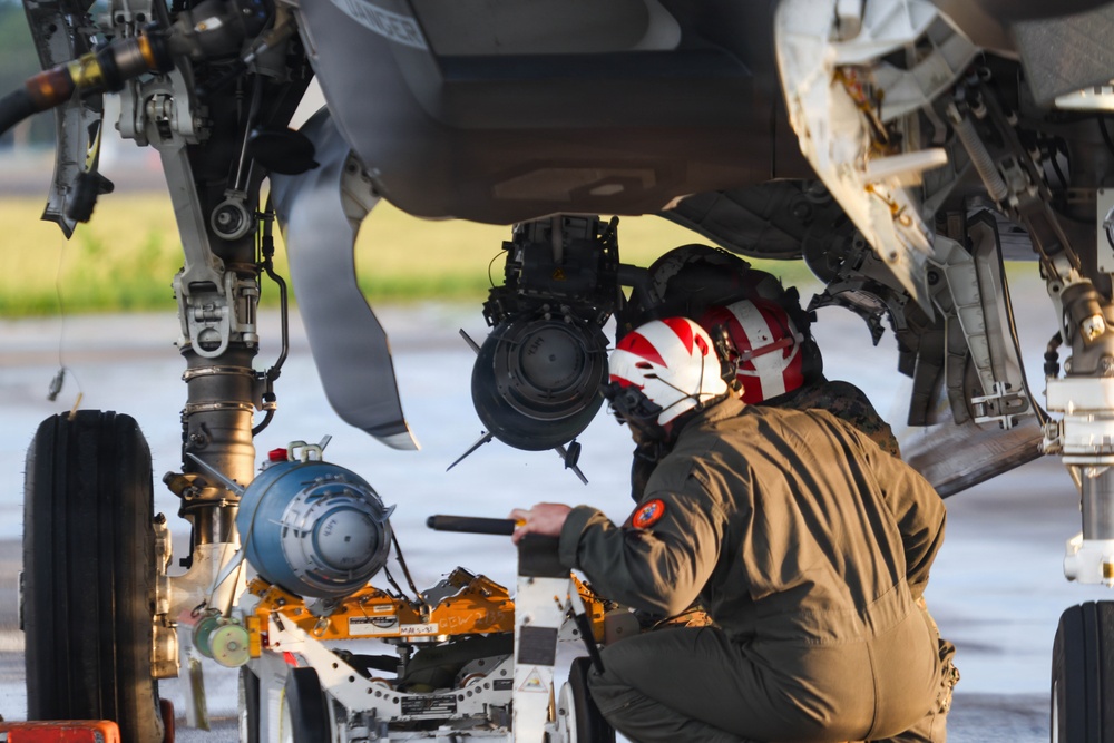 VMFA-224 conducts EABO training with HMH-464