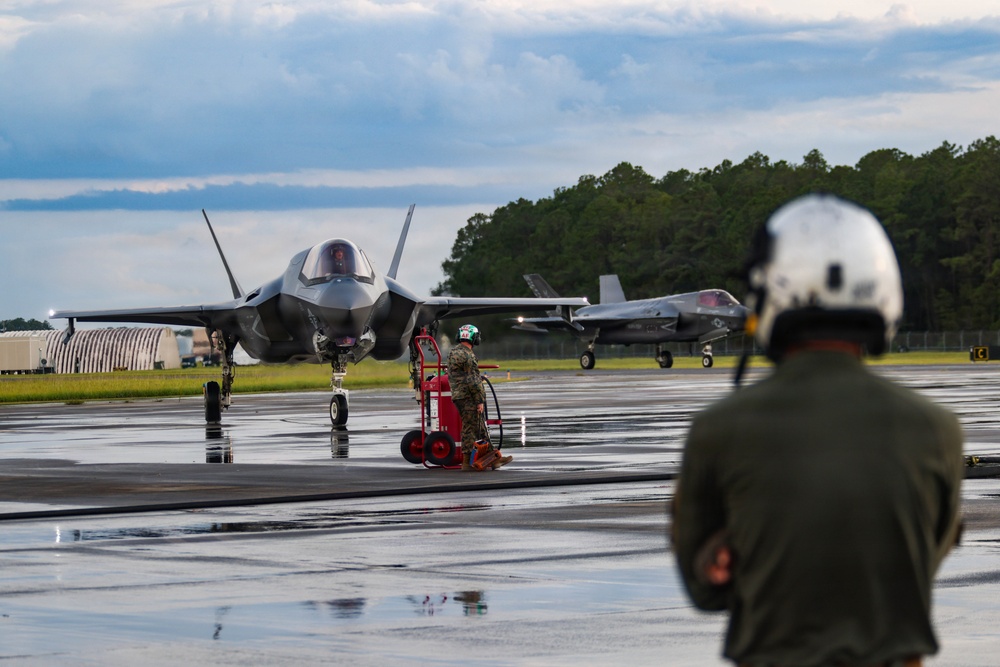 VMFA-224 conducts EABO training with HMH-464