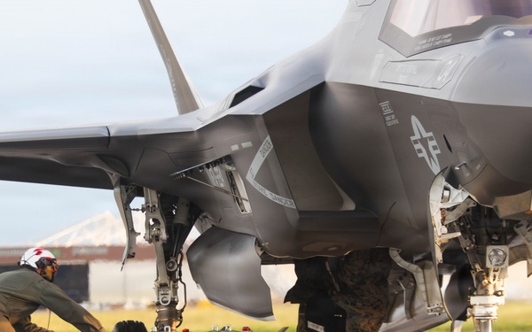 VMFA-224 conducts EABO training with HMH-464