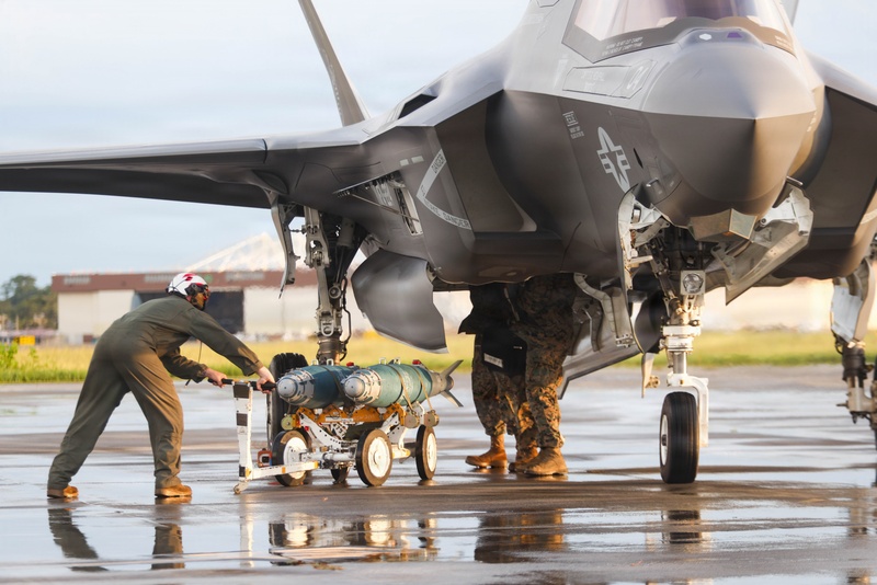 VMFA-224 conducts EABO training with HMH-464