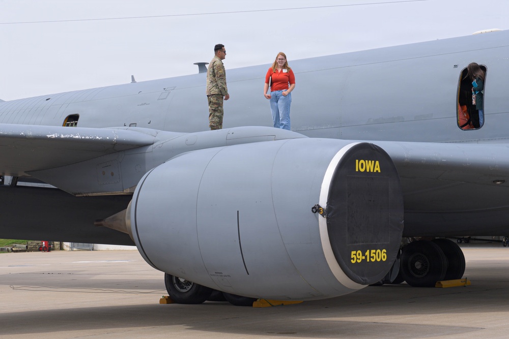 132d Wing hosts Iowa National Guard Legislative Outreach event