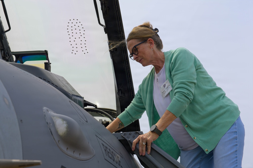 132d Wing hosts Iowa National Guard Legislative Outreach event