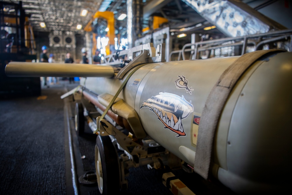 USS Charleston loads mine countermeasure equipment