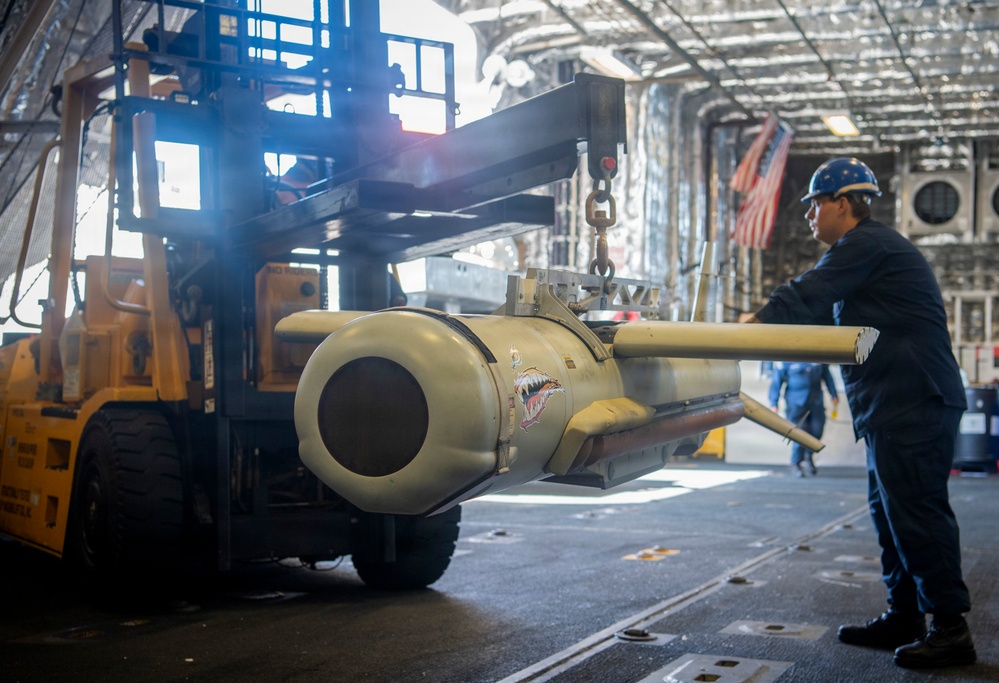 USS Charleston loads mine countermeasures equipment