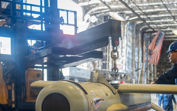 USS Charleston loads mine countermeasures equipment