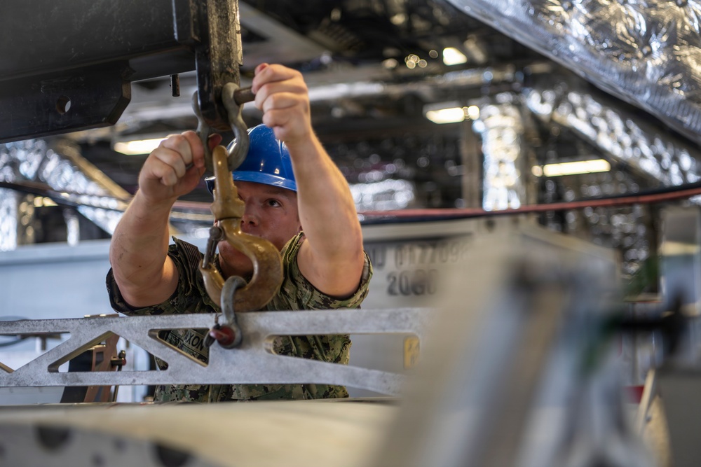 USS Charleston loads mine countermeasures equipment