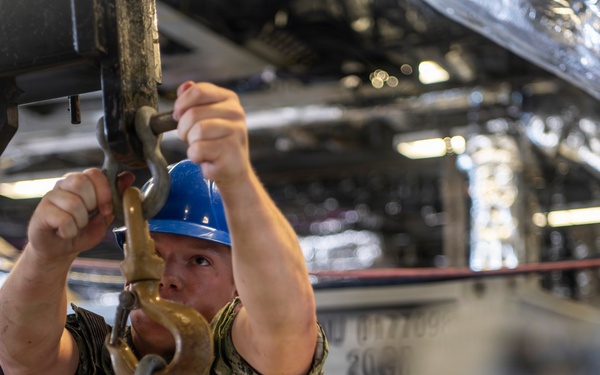 USS Charleston loads mine countermeasures equipment