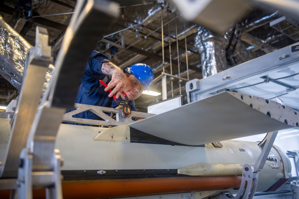 USS Charleston loads mine countermeasures equipment