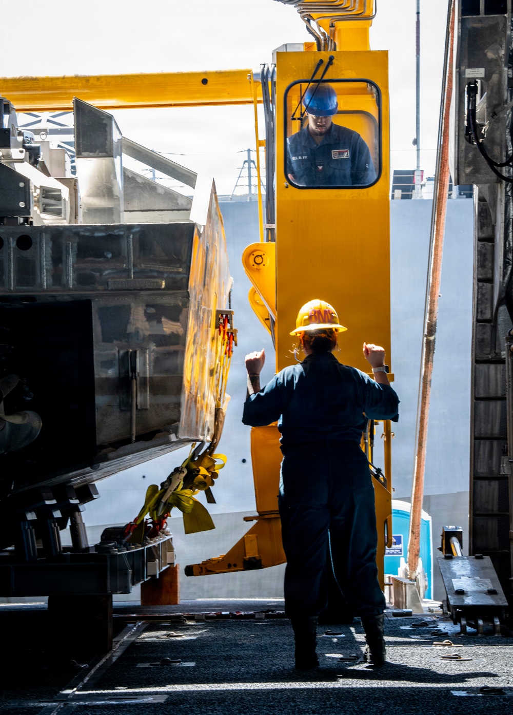 USS Charleston loads mine countermeasures equipment