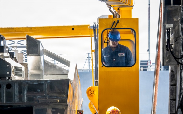 USS Charleston loads mine countermeasures equipment