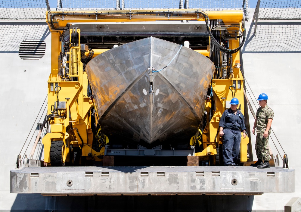 USS Charleston loads mine countermeasures equipment