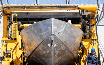 USS Charleston loads mine countermeasures equipment