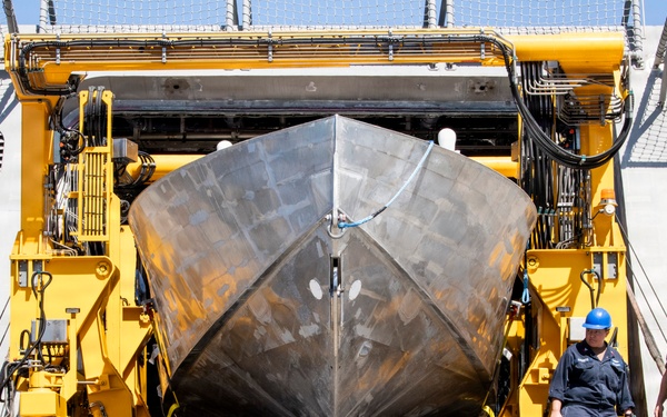 USS Charleston loads mine countermeasures equipment