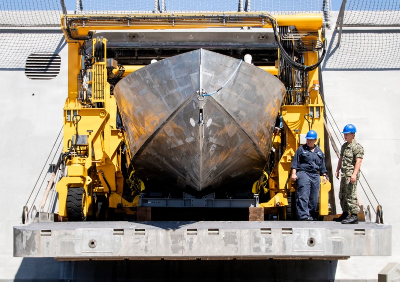 USS Charleston loads mine countermeasures equipment