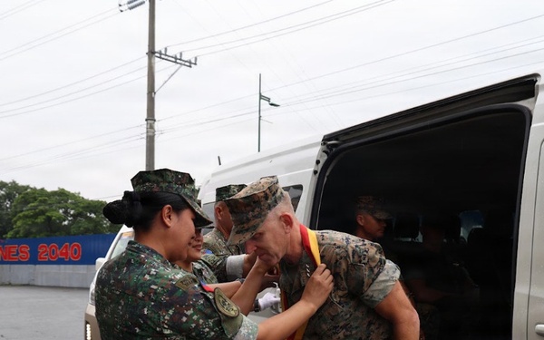 I MEF Commanding General Visits Philippine Marine Corps Commandant