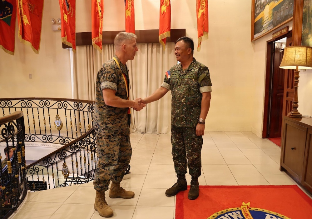 I MEF Commanding General Visits Philippine Marine Corps Commandant