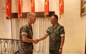 I MEF Commanding General Visits Philippine Marine Corps Commandant