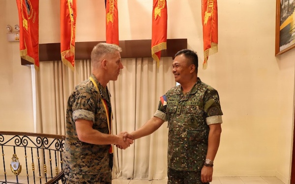 I MEF Commanding General Visits Philippine Marine Corps Commandant
