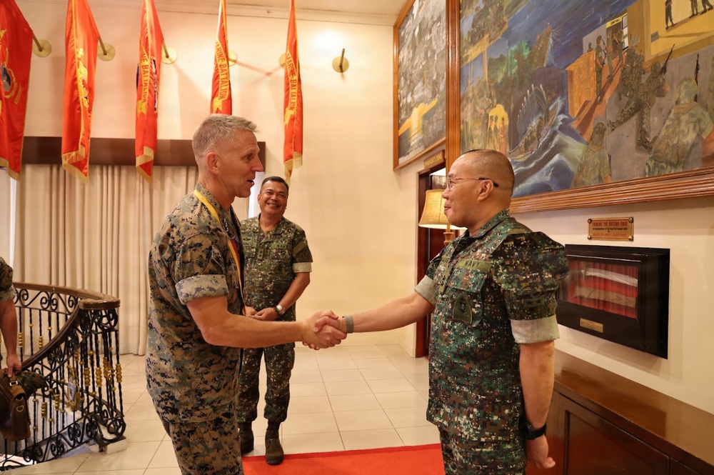 I MEF Commanding General Visits Philippine Marine Corps Commandant