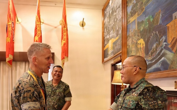 I MEF Commanding General Visits Philippine Marine Corps Commandant