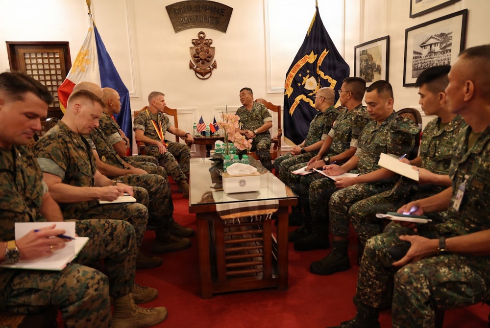 I MEF Commanding General Visits Philippine Marine Corps Commandant
