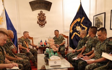 I MEF Commanding General Visits Philippine Marine Corps Commandant