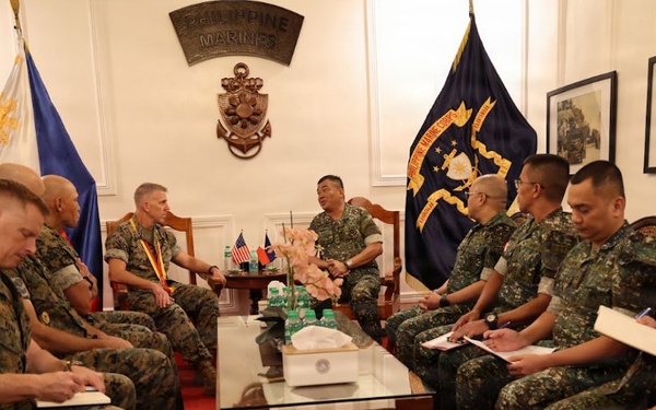 I MEF Commanding General Visits Philippine Marine Corps Commandant