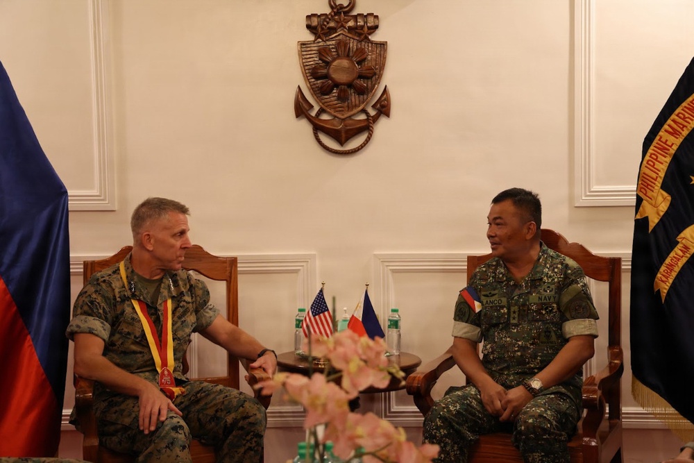 I MEF Commanding General Visits Philippine Marine Corps Commandant