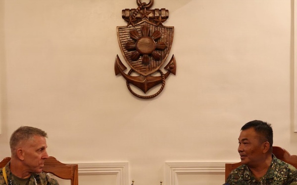 I MEF Commanding General Visits Philippine Marine Corps Commandant
