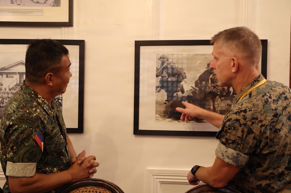 I MEF Commanding General Visits Philippine Marine Corps Commandant