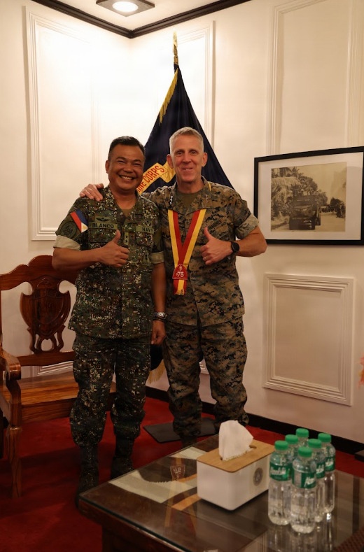 I MEF Commanding General Visits Philippine Marine Corps Commandant