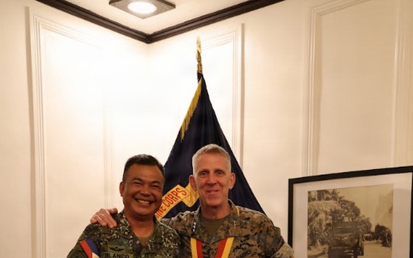I MEF Commanding General Visits Philippine Marine Corps Commandant