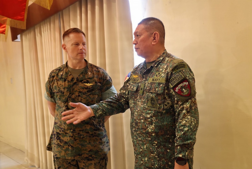 I MEF Commanding General Visits Philippine Marine Corps Commandant