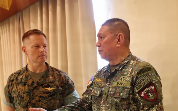 I MEF Commanding General Visits Philippine Marine Corps Commandant