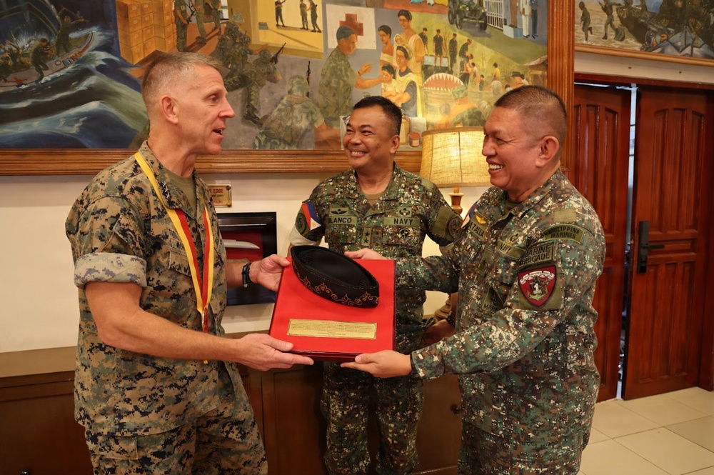 I MEF Commanding General Visits Philippine Marine Corps Commandant