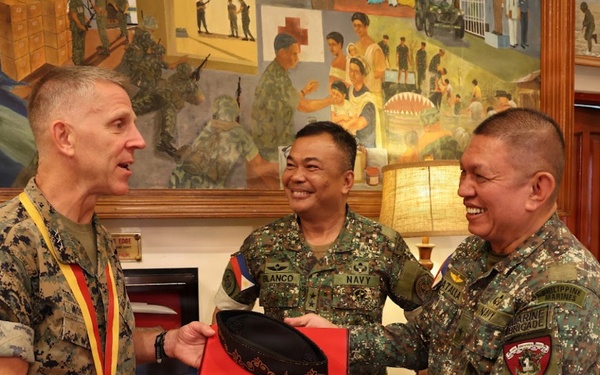 I MEF Commanding General Visits Philippine Marine Corps Commandant
