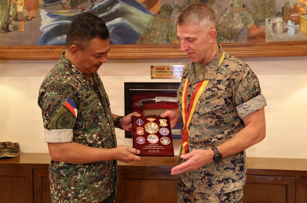 I MEF Commanding General Visits Philippine Marine Corps Commandant