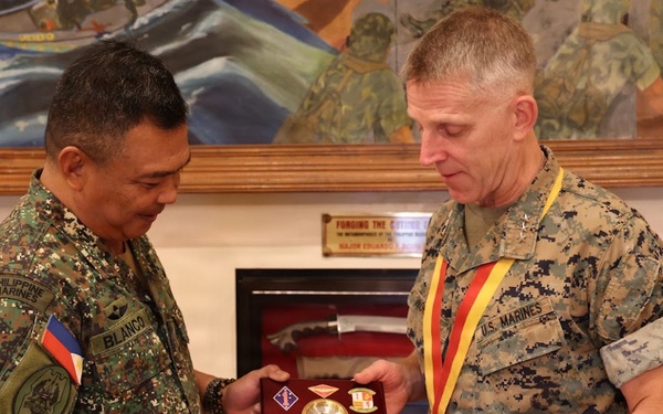 I MEF Commanding General Visits Philippine Marine Corps Commandant