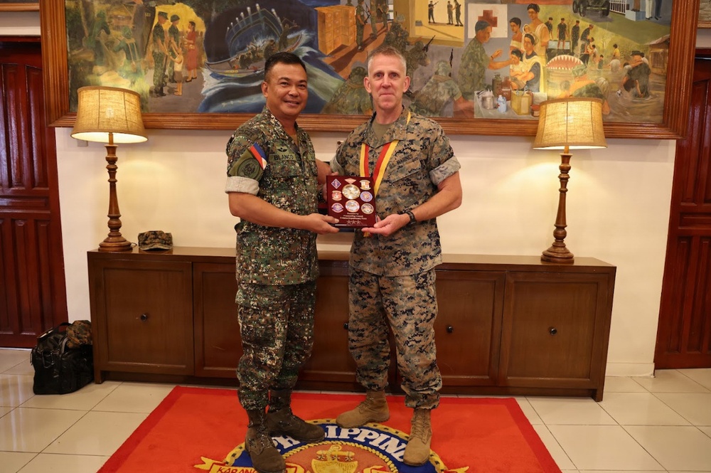 I MEF Commanding General Visits Philippine Marine Corps Commandant