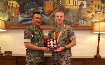 I MEF Commanding General Visits Philippine Marine Corps Commandant