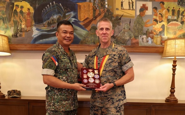 I MEF Commanding General Visits Philippine Marine Corps Commandant