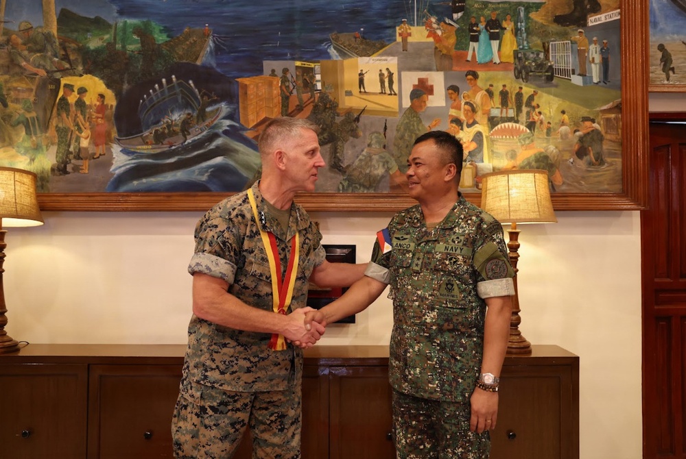I MEF Commanding General Visits Philippine Marine Corps Commandant