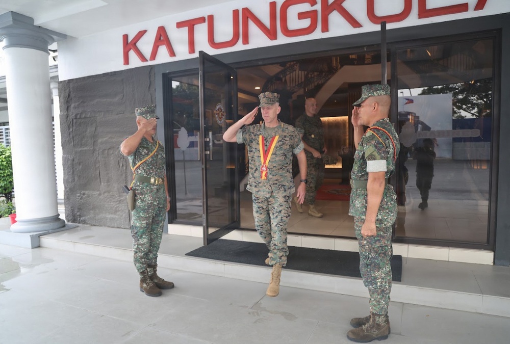 I MEF Commanding General Visits Philippine Marine Corps Commandant