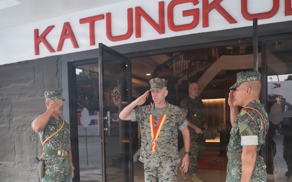 I MEF Commanding General Visits Philippine Marine Corps Commandant