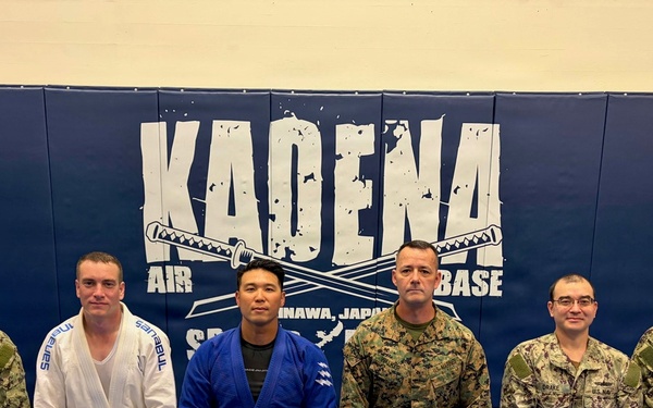 ESG 7 Sailors and Marines conduct a jiu-jitsu session