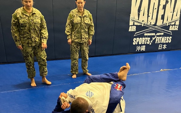 ESG 7 Sailors and Marines conduct a jiu-jitsu session
