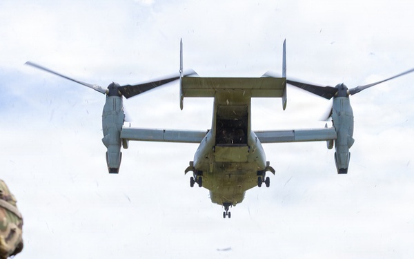 3rd Battalion 7th Field Artillery Regiment Conducts a Gun Raid Sling-Load Training of M777 Howitzers with Ospreys