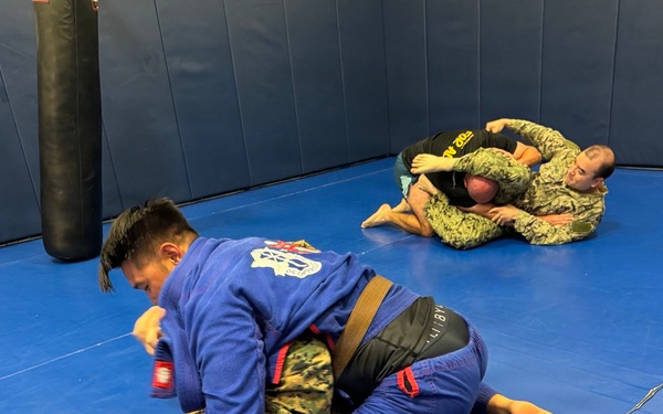 ESG 7 Sailors and Marines conduct a jiu-jitsu session