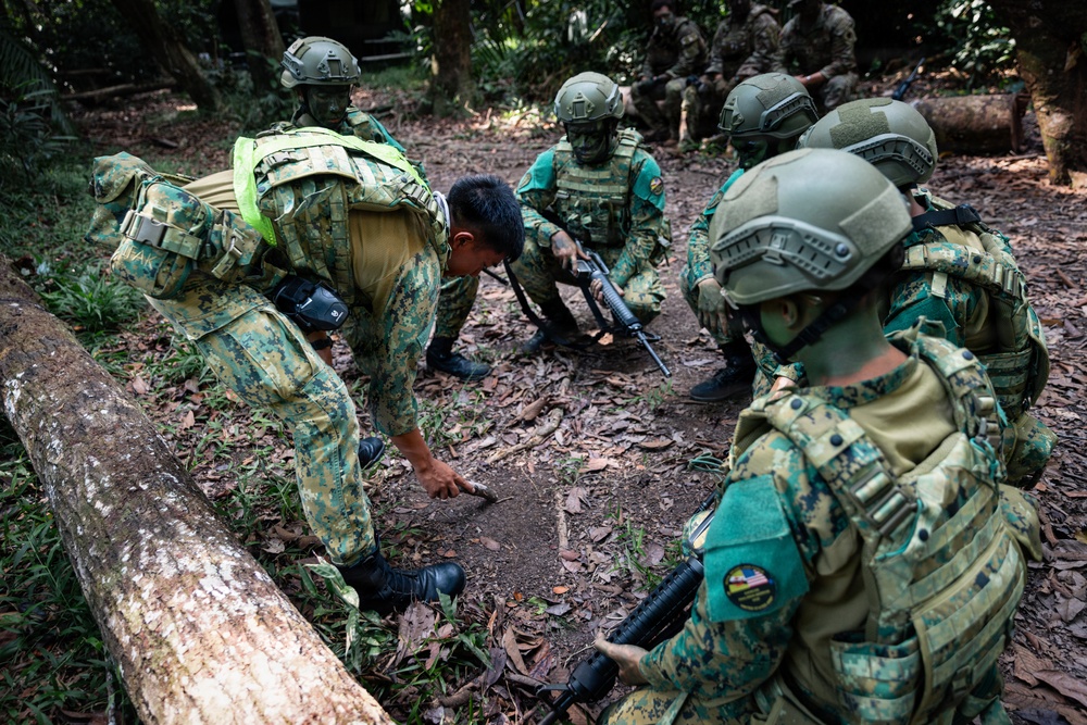 OKNG, RBLF train close-quarters combat in jungle terrain